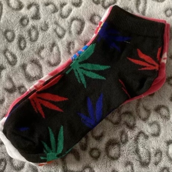 3 Pair Pack of Pot Leaf Ankle Socks 🍃 Hot Pink, White, & Black 💗🖤🤍 Brand New - Picture 4 of 4